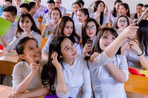 Học xong cấp 3 nên đi du học hay học đại học